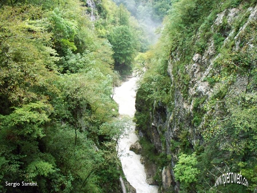 09f La gola vista dal ponte del Diavolo.JPG